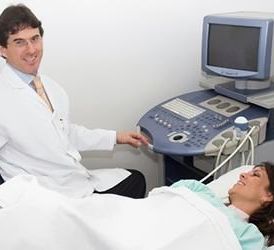 Clínica Radiológica Lorenzo Cobos García Medico atendiendo paciente